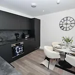 Modern 2 Bedroom In W Balcony