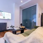 Apartmán Base Steps From Attractions