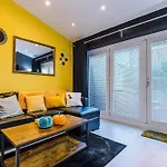 Salford 4 Bed House - Free Parking - Sleeps 7