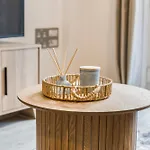 Modern 1-bed Centre Flat - Balcony & Parking *