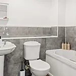 Arosa Escape- Modern2 Bed Suite,sleeps 5,free Parking,ps4,kingbed,wifi,near Christies