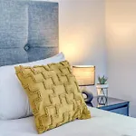 Executive With Sleek Modern Aesthetic شقة