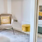 شقة Executive With Sleek Modern Aesthetic مانشستر