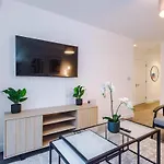 Cosy 1br Near Media & Centre شقة *