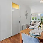 Modern 4 Bedroom House For 9 Guests With Free Parking By The Cosy Corner Nationwide Apartment