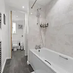 Appartamento Spacious 3 Bedroom House For Single & Group Upto 10 Guests And Free Parking For 3 Cars *