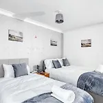 Deluxe 4-bed Near Etihad Stadium & C0-0p Arena, Sleeps 9 *