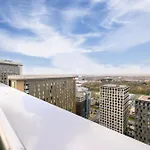 Апартаменты Penthouse Skyline - 2br, Massive Terrace Retreat *