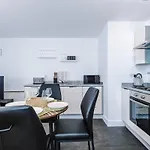 Apartmán Stylish 2 Bedroom, 2 Bathroom With Free Parking *