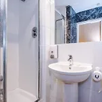 Salford 4 Bed House - Free Parking - Sleeps 7 *