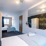 Salford 4 Bed House - Free Parking - Sleeps 7