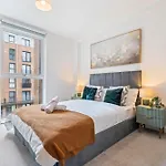Modern 1-bed Centre Flat - Balcony & Parking