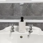 Arosa Escape- Modern2 Bed Suite,sleeps 5,free Parking,ps4,kingbed,wifi,near Christies *