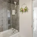 Arosa Escape- Modern2 Bed Suite,sleeps 5,free Parking,ps4,kingbed,wifi,near Christies * Manchester
