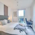 Executive With Sleek Modern Aesthetic شقة مانشستر