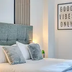 Апартаменты Executive With Sleek Modern Aesthetic