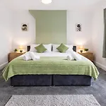 Comfortable 4 Bed - Free Parking & Fast Wifi *