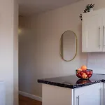 Near Uni And Hospital - Long - Fast Wi-fi - 15 Mins To