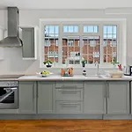 Modern 4 Bedroom House For 9 Guests With Free Parking By The Cosy Corner Nationwide Apartment *