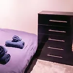 Whole Two Bed, One Bedroom With Riverside View - Secure Parking - Close To Centre And Old Trafford