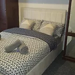 Machester Oldham Accomodation-sleeps 6 -2br Apartman *