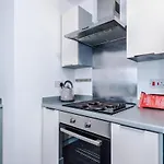 Stylish 2 Bedroom, 2 Bathroom With Free Parking