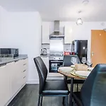 Stylish 2 Bedroom, 2 Bathroom With Free Parking Apartmán