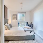 Executive With Sleek Modern Aesthetic شقة مانشستر