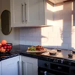 דירה Near Uni And Hospital - Long - Fast Wi-fi - 15 Mins To *