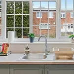 Modern 4 Bedroom House For 9 Guests With Free Parking By The Cosy Corner Nationwide Appartement