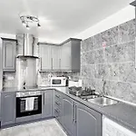 Deluxe 4-bed Near Etihad Stadium & C0-0p Arena, Sleeps 9 * Manchester