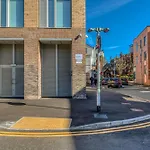 View - Free Parking -near Salford Royal - Sleeps 3 *