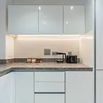 Modern 1-bed Centre Flat - Balcony & Parking Appartement *