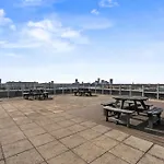 Modern 1-bed Centre Flat - Balcony & Parking Appartement *