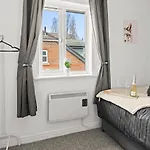 Arosa Escape- Modern2 Bed Suite,sleeps 5,free Parking,ps4,kingbed,wifi,near Christies Manchester