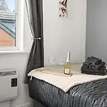 Arosa Escape- Modern2 Bed Suite,sleeps 5,free Parking,ps4,kingbed,wifi,near Christies * Manchester
