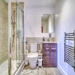 شقة Executive With Sleek Modern Aesthetic مانشستر