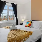 Modern 4 Bedroom House For 9 Guests With Free Parking By The Cosy Corner Nationwide Apartment *