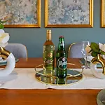 Modern 4 Bedroom House For 9 Guests With Free Parking By The Cosy Corner Nationwide Apartment *