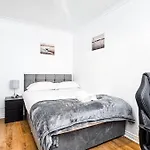 Deluxe 4-bed Near Etihad Stadium & C0-0p Arena, Sleeps 9 Apartmán Manchester