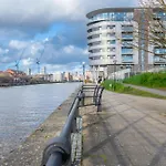 Apartamento Luxury Waterfront 2br - Free Gym Access & Parking