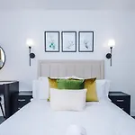 Stylish 2 Bedroom, 2 Bathroom With Free Parking Apartmán