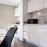 Modern Near Oxford Road, Centre דירה *