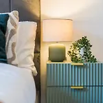 Modern 1-bed Centre Flat - Balcony & Parking Appartement *