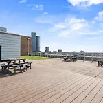 Modern 1-bed Centre Flat - Balcony & Parking *