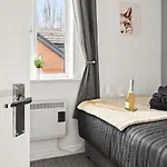 Arosa Escape- Modern2 Bed Suite,sleeps 5,free Parking,ps4,kingbed,wifi,near Christies Apartmán