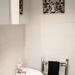 Modern & Spacious 4 Bedroom In Manchester