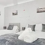Deluxe 4-bed Near Etihad Stadium & C0-0p Arena, Sleeps 9 * Manchester