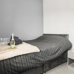 Arosa Escape- Modern2 Bed Suite,sleeps 5,free Parking,ps4,kingbed,wifi,near Christies Manchester