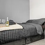 Arosa Escape- Modern2 Bed Suite,sleeps 5,free Parking,ps4,kingbed,wifi,near Christies